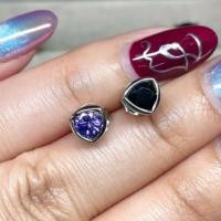 ราคา {2 คู่เท่านั้น!} JARUTA 5mm Triangle Earrings | ต่างหูเงินแท้ทรงสามเหลี่ยมพลอยกลม 5 มิล (ขายเป็นคู่) (26841120011)