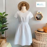 ราคา earth music & ecology เดรสคุณหนู มือสอง แบรนด์ญี่ปุ่นแท้% Size S (อก 32”) ผ้าลายนูน สีขาวฟ้า เอวสม็อค มีซับใน L14 (23121342019)