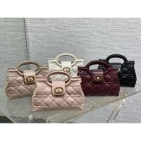 ราคา DIOR Jolie Top Handle กระเป๋าถือโซ่มุกประณีตสำหรับผู้หญิง พร้อมลายแกะหนังและคลัทช์ขนาดเล็ก (51407844278)