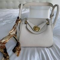 ราคา กระเป๋าทรงหมอน สีขาวครีม แต่งอะไหล่สีทอง ดูแฟชั่น ใส่ออกงานได้เลย งานมือ 2 (28857268970)