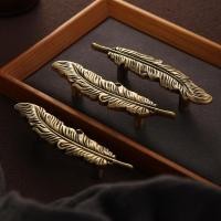 ราคา มือจับประตูตู้ทองเหลืองสร้างสรรค์ขนนกโบราณอเมริกันมือจับประตูลิ้นชักตู้บรอนซ์โบราณ (29892297238)