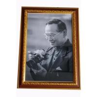 ราคา กรอบรูปสีทองมีลวดลาย ด้านในมีรูปในหลวงรัชกาลที่ 9ขาวดำ ทรงถือกล้องขนาด 15*21 นิ้ว #110 (891477081)