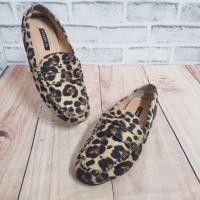 ราคา รองเท้ามือสองลายเสือ ไซส์ 37 (6907941984)