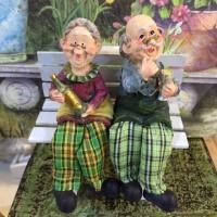 ราคา ตุ๊กตาเรซิ่นนั่งห้อยขาไซส์เล็ก ตายายดื่มไวน์ (1130352673)