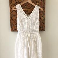 ราคา เดรสขาวผ้าแก้ว2ชั้นปักลูกไม้ยี่ห้อ Misty mynx ไซร์ Xs (1591157842)