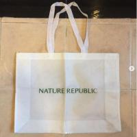 ราคา กระเป๋าถือ กระเป๋าสะพาย สีขาว แบรนด์ NATURE REPUBLIC ของแท้ มาจากเกาหลี ผ้าดีมาก น้ำหนักเบา พกสบาย มือ 1 ของใหม่ (4492202230)
