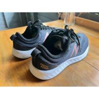 ราคา New Balance รองเท้าผ้าใบสีเทาเข้ม น้ำหนักเบา มือสองญี่ปุ่น Size 37 23.5 CM (27443345706)