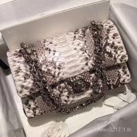 ราคา CHANEL Classic Flap กระเป๋าหนังงูแท้ สีเงิน (56607984629)