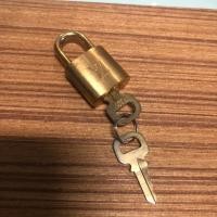 ราคา กุญแจ LV ของแท้ % (2420101496)