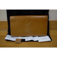 ราคา [แท้] กระเป๋าถือคลัชมือสอง YSL clutch (Yves Saint Laurent) สีเบจ ของแท้ออกช้อป (14585234080)