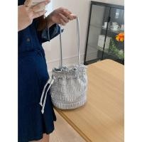 ราคา KNT Vi005 กระเป๋าสะพายไหล่ทรงขนมจีบ หนังPUแบบนิ่ม ทรงถังจับจีบ สีเงิน ขนาดเล็ก น้ำหนักเบา (22274062064)