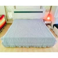 ราคา ผ้านวม หรือผ้าคลุมเตียง (ผืนใหญ่มาก) ขนาด 6.5-7ฟุต สีฟ้าอมเทา มีระบาย ยี่ห้อ BeauMonde มือสองขายตามสภาพ เกาหลีแท้ (29171696664)