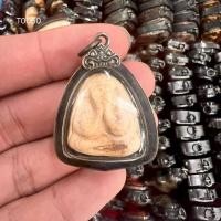 ราคา พระปิดตาเนื้อผงใบลาน หลวงพ่อแก้ว วัดเครือวัลย์ พิมพ์กดมือ เลี่ยมกรอบเลสแบบโบราณ"พระบ้านรวมๆสวยๆวัดใจ" (25947127376)