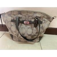 ราคา กระเป๋า Coach ลาย C ของแท้ สีเทาทรงพัด ฐาน 10 นิ้ว สูง 11 นิ้ว 3 ช่องการใช้งาน (19384248683)