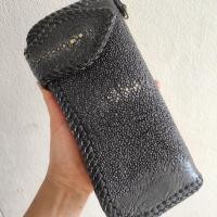 ราคา กระเป๋าสตางค์หนังปลากระเบนแท้ งาน Handmade สวยคลาสสิก มีช่องใส่แบงค์ ช่องใส่บัตรเยอะมากๆ มีช่องซิปใส่เหรียญ ทนทาน (41054304050)