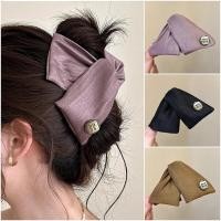 ราคา กิ๊บหนีบผมทรงสามเหลี่ยม หุ้มผ้าซาตินผสมดิ้นเงิน สำหรับคนผมหนา เกล้าผมด้านหลัง (40929633630)