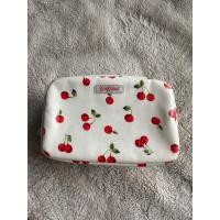 ราคา Cath Kidston ‼️มือ2 ‼️ แบรนด์เนมแท้ % ‼️กระเป๋าใส่ของอเนกประสงค์ พร้อมส่ง กดสั่งได้เลยคะ (44452012786)