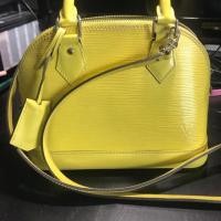 ราคา Used like new!!!! “Louis Vuitton” ALMA BB EPI สีเขียว Lemon ปี 2014 (1060923811)