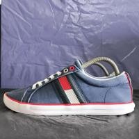 ราคา รองเท้า Tommy Hilfiger มือสองของแท้ Size 41.5/26 cm. (29042374232)