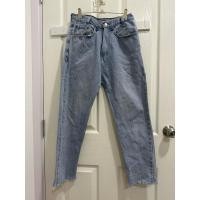 ราคา กางเกงยีนส์มือสอง เนื้อผ้าจะหนาหน่อย มีกระเป๋าข้าง แบรนด์ Levi’s มีตำหนิคราบในรูป (23888697201)