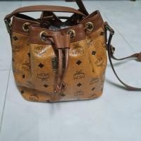 ราคา MCM กระเป๋าทรงขนมจีบงานแท้ 100% สภาพการใช้งาน โดยรวมคือดี (24202427405)