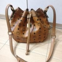 ราคา กระเป๋าจีบเอ็มซีเอ็ม​ mcm​ ของแท้​ 10นิ้ว​ อะไหล่ทอง สภาพสวย​ ขอบมุมดี​ อะไหล่สียังทอง​ ซับในสะอาด​ (2408405502)