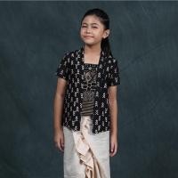 ราคา NONA RARA - เดรสสั้น Black Garut Kebaya K0012 ชุดเดรสผ้าบาติกเด็กทันสมัย (56406178608)