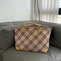 ราคา (used)burberryแท้มือสองป้ายญี่ปุ่นสภาพดีมีรอยใช้งานบ้างแต่โดยรวมสวย (47508177734)