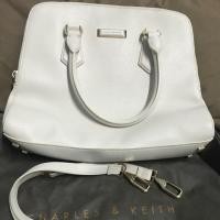 ราคา กระเป๋าสะพายข้าง charles & keith used like new (1263772469)