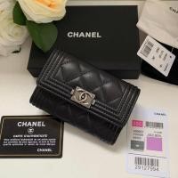 ราคา CHANEL Le Boy Small Card Holder หนังแกะลายเพชร มีเสน่ห์ด้วยฮาร์ดแวร์ Vintage Gilt และ Antique Silver พร้อมความจุที่กว้างขวางสำหรับการ์ดและของสำคัญอื่นๆ (47107476154)