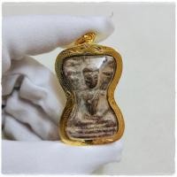 ราคา พระกรุมเหศวร พิมพ์ใหญ่ เนื้อชินสนิมแดงเก่า เลี่ยมกรอบทองไมคร่อนอย่างดี (28780673176)