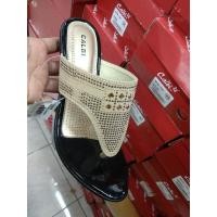 ราคา รองเท้าส้นเตารีดอัญมณีสีครีมยี่ห้อ CALBI (25737469467)