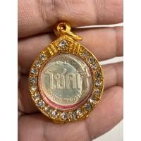 ราคา เหรียญโชคดี เนื้อเงินหลวงพ่อเกษม พร้อมกรอบทองไมคอนฝังเพชรตามรูป (40328088879)
