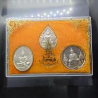 ราคา เหรียญพระแก้วมรกต ภปร รุ่นแรก ชุด 3 ฤดู เนื้อเงิน ฉลองกรุงรัตนโกสินทร์ 200 ปี พ.ศ.2525 พร้อมกล่องเดิมๆ (57556701049)