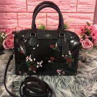 ราคา Coach แท้มือ 1 ทรงหมอนสีดำลายดอกไม้สวยมาก (1927797421)
