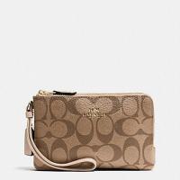 ราคา COACH DOUBLE CORNER ZIP WRISTLET IN SIGNATURE (KHAKI) (91674280)