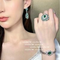 ราคา ต่างหูมัลคิตสีเขียว Dan Shape ประดับพลอยเอเมอร์อลดรอป ชุบทองคำ 18K (56757068518)