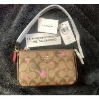ราคา พร้อมส่งมือ1 Coach รุ่น Nolita เปลี่ยนสายคล้องมือสะพายได้(สายสั้น) สีน้ำตาลอ่อนลายดาวชมพูน่ารักคุณหนูมากของแท้จากอเมริกา (13065643364)