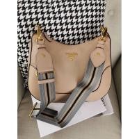 ราคา สินค้าพร้อมส่ง New Prada Vitello หนังแท้ สีดำ & สีครีม PRADA Vitello Daino Shoulder Bag (4086189637)