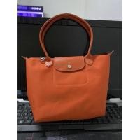 ราคา กระเป๋าแบรน longchamp แท้ มือสอง สภาพ 95 % ไซ m หูยาวหนังแท้จ้า (14626980306)