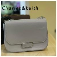 ราคา Charles&keith กระเป๋าสะพายแบรนด์ กระเป๋าสำหรับผู้หญิงสายโซ่ ckมีป้ายห้อย (42258578815)