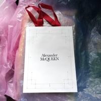 ราคา ถุงกระดาษ Alexander MCQUEEN [ มือสองสภาพตามรูป ] (27182649255)
