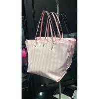ราคา ของแท้ กระเป๋า Victoria Secret Tote สะพายข้าง Victoria’s Secret Large Heritage Stripe (27688488219)