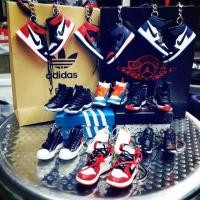 ราคา พวงกุญแจรองเท้าจิ๋ว + กล่องรองเท้า *ไม่มีถุงนะครับ หมด * ของสะสม Premium Adidas NMD shoes keychain (7310660388)