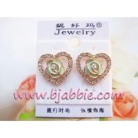 ราคา พร้อมส่งต่างหูแฟชั่นเกาหลี หัวใจลายฉลุสีทองแต่งลายดอกไม้สีเขียวมิ้นท์ล้อมเพชร ขอบสีทอง สวยหวานน่ารักค่ะ (1341362513)