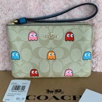 ราคา กระเป๋าCoachคล้องมือ size S 1ซิป สีกากีอ่อน ลายแพคแมน (พร้อมส่ง) (2605517443)