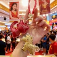 ราคา 【2022-2025】 พวงกุญแจจี้เล็ก ทองแท้999 รวยทันทีปีม้า กระเป๋านักเรียน พวงกุญแจรถ ของขวัญเล็กๆตามสั่ง (53053136679)