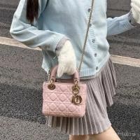 ราคา กระเป๋าสะพายไหล่ DIOR สไตล์ใหม่ ดีไซน์โซ่หวายลายสก๊อต และหนังวัวแท้ พร้อมสายคล้องที่ถอดได้ (55458306966)
