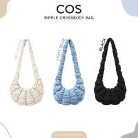 ราคา (พร้อมส่ง) กระเป๋า Cos Croissant Ripple Crossbody Bag กระเป๋าครัวซอง สี Black/Light Blue/Off White ของแท้100% (25405715626)