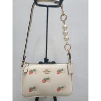 ราคา COACHกระเป๋าทรงคล้องไหล่หนังแท้สีขาวลายสตรอเบอรี่อะไหล่ทองปั๊มทุกจุด เปลี่ยนซับในมา ความยาวสาย53cm. ขนาด7.5" (24892769351)